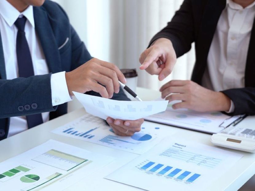 Brand Managerin präsentiert eine Markenstrategie vor einem Team