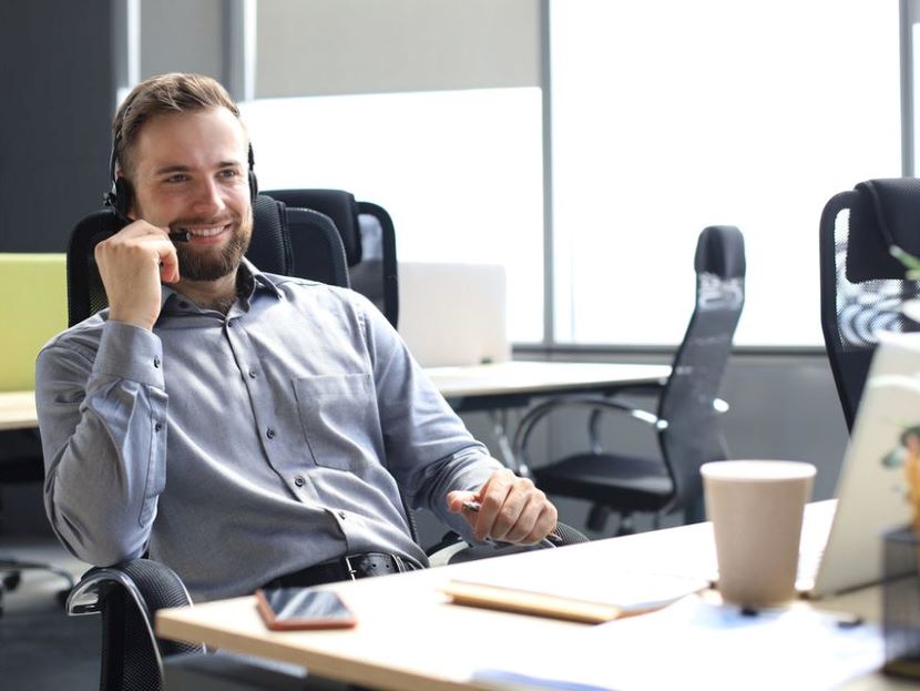 Call Center Agent*in im Gespräch mit Kundin am Telefon